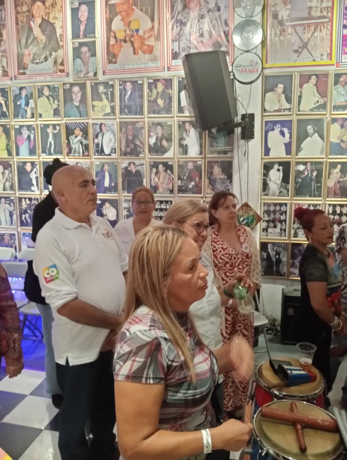Grupo disfrutando cultura de la salsa en Cali