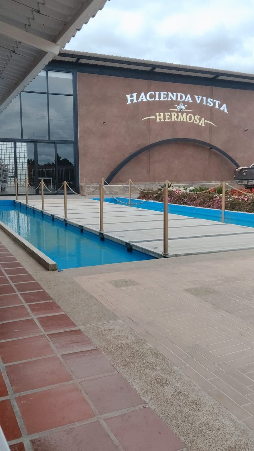 Piscina y fuente al atardecer en la finca de Zipaquirá