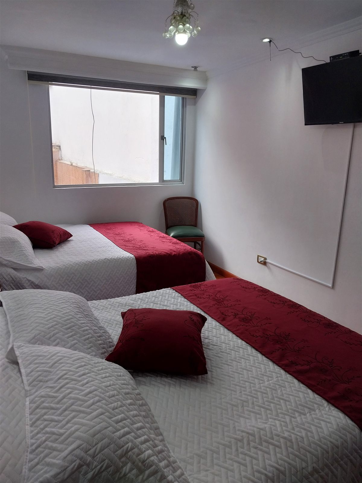 Habitación con TV y ventana en Mi Casa Hostal, Bogotá